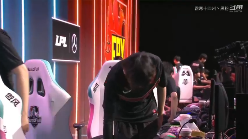 RW VS FPX第一局 (35)