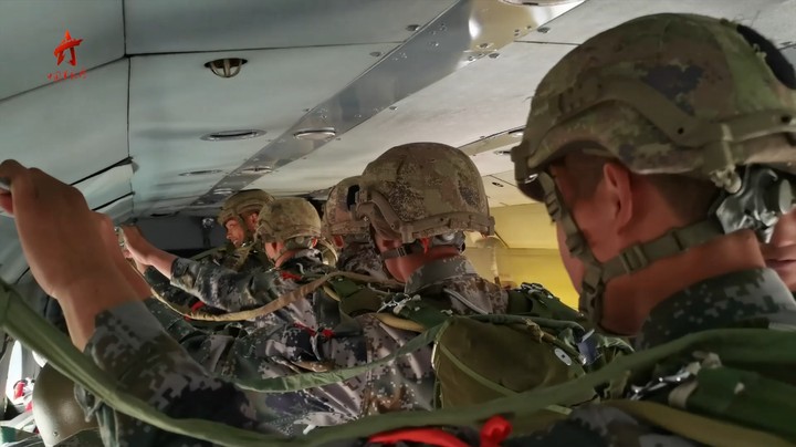 【第一军视】“神兵天降” 陆航旅横穿沙漠完成多伞型高原伞降训练