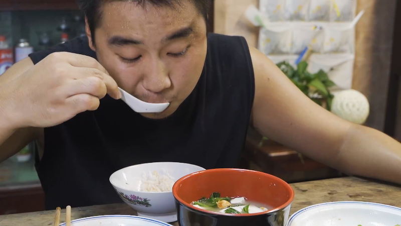 我在斗鱼看野食小哥直播美食