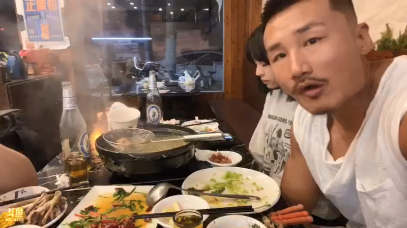 【2021-09-02 01点场】黑人毅：晚上练个胸