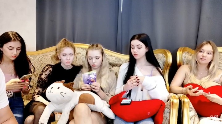 一群俄罗斯美女真漂亮，右边的微胖女孩很好看