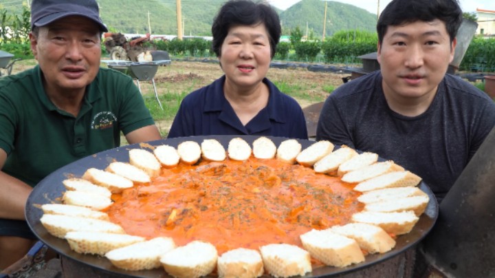 焦黄流油的熏鸡淋上鲜香玫瑰酱汁，口感绵密醇厚，鸡肉香浓不腻！
