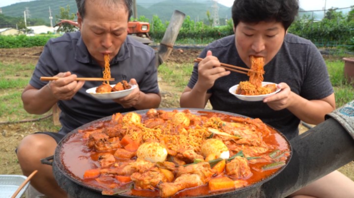 和爸爸一起享用辣味金拉面和美味鸡腿肉，面质筋道，鸡肉香嫩入味