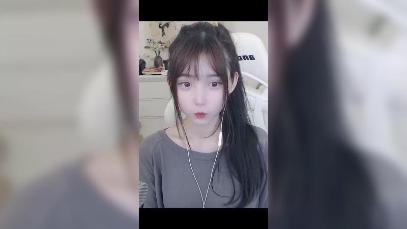 像不像你女朋友自拍时候的样子