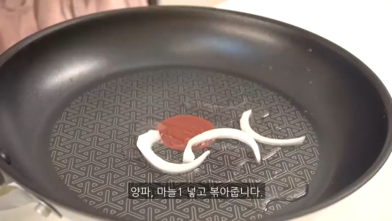 独居生活的日常制作8辛辣的辛奇乌冬面和紫菜包饭，火鸡旋风蛋包饭，辣椒酱，豆腐意大利面，剥蒜皮的方法，超市买菜，蜂蜜地瓜，蛤蜊意大利面
