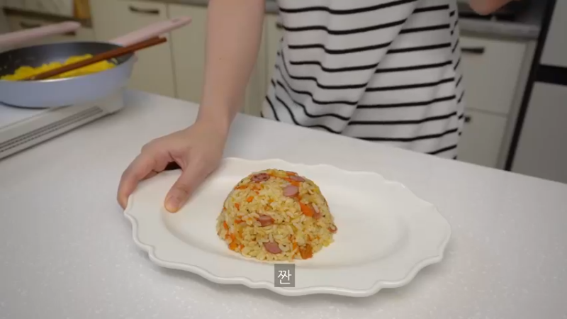 独居生活的日常制作3辛辣的辛奇乌冬面和紫菜包饭，火鸡旋风蛋包饭，辣椒酱，豆腐意大利面，剥蒜皮的方法，超市买菜，蜂蜜地瓜，蛤蜊意大利面
