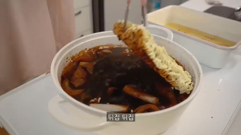 周末日常，凌晨预约14制作辣辣的火鸡炸酱面炒年糕，辛奇卷的金枪鱼紫菜包饭便当，ROSÉ火鸡面，填色本治愈，家常饭料理，家务，学习