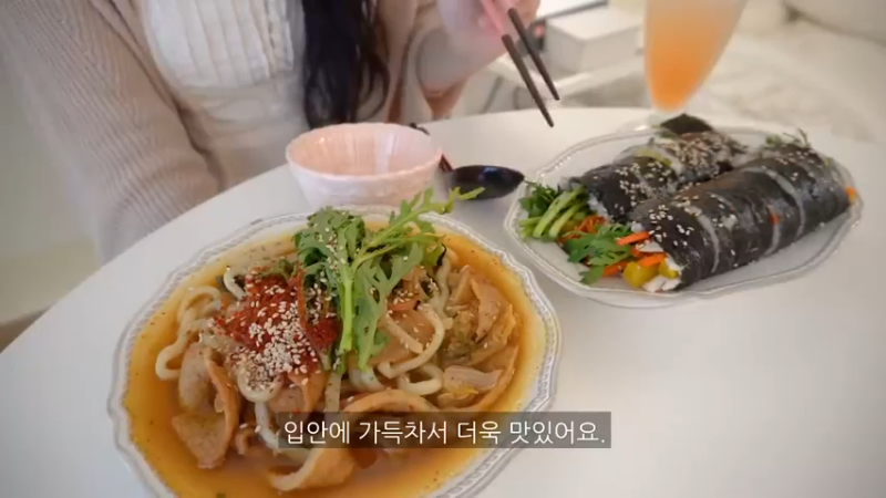 独居生活的日常制作24辛辣的辛奇乌冬面和紫菜包饭，火鸡旋风蛋包饭，辣椒酱，豆腐意大利面，剥蒜皮的方法，超市买菜，蜂蜜地瓜，蛤蜊意大利面