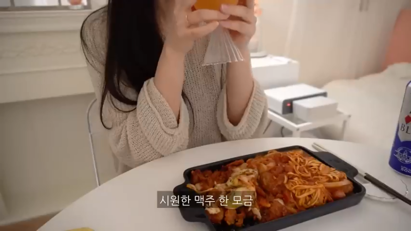 独居生活的日常制作13辛辣的辛奇乌冬面和紫菜包饭，火鸡旋风蛋包饭，辣椒酱，豆腐意大利面，剥蒜皮的方法，超市买菜，蜂蜜地瓜，蛤蜊意大利面