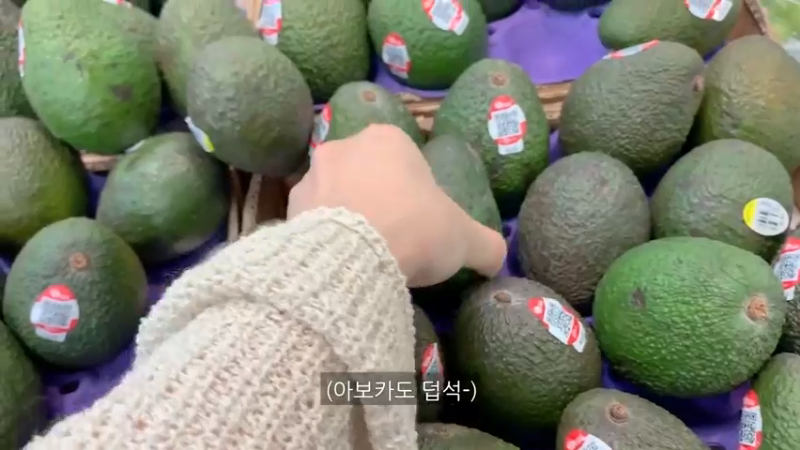独居生活的日常制作12辛辣的辛奇乌冬面和紫菜包饭，火鸡旋风蛋包饭，辣椒酱，豆腐意大利面，剥蒜皮的方法，超市买菜，蜂蜜地瓜，蛤蜊意大利面