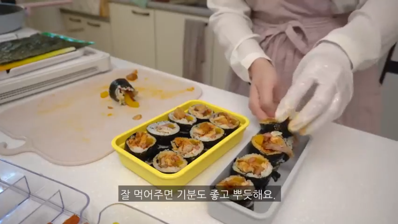 周末日常，凌晨预约6制作辣辣的火鸡炸酱面炒年糕，辛奇卷的金枪鱼紫菜包饭便当，ROSÉ火鸡面，填色本治愈，家常饭料理，家务，学习