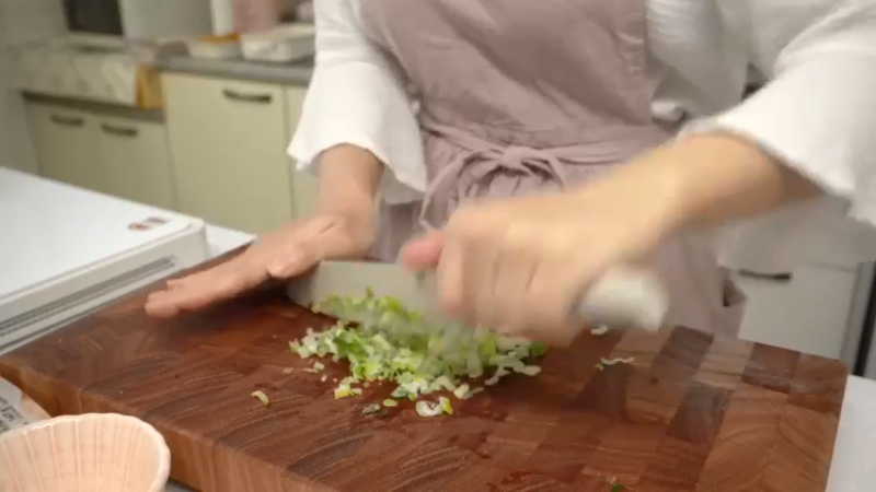 独居生活的日常制作7辛辣的辛奇乌冬面和紫菜包饭，火鸡旋风蛋包饭，辣椒酱，豆腐意大利面，剥蒜皮的方法，超市买菜，蜂蜜地瓜，蛤蜊意大利面