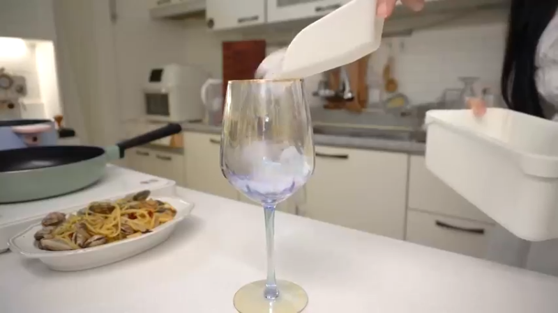 独居生活的日常制作18辛辣的辛奇乌冬面和紫菜包饭，火鸡旋风蛋包饭，辣椒酱，豆腐意大利面，剥蒜皮的方法，超市买菜，蜂蜜地瓜，蛤蜊意大利面