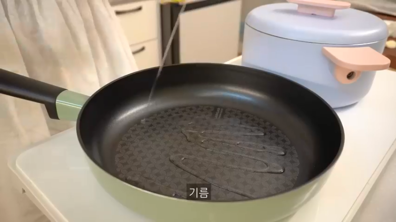 独居生活的日常制作17辛辣的辛奇乌冬面和紫菜包饭，火鸡旋风蛋包饭，辣椒酱，豆腐意大利面，剥蒜皮的方法，超市买菜，蜂蜜地瓜，蛤蜊意大利面