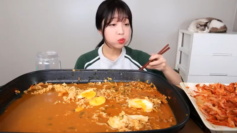 小姐姐速食面挑战(46)