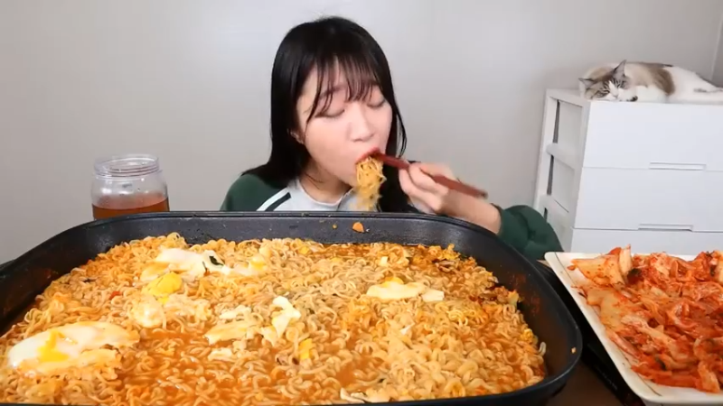 小姐姐速食面挑战(34)