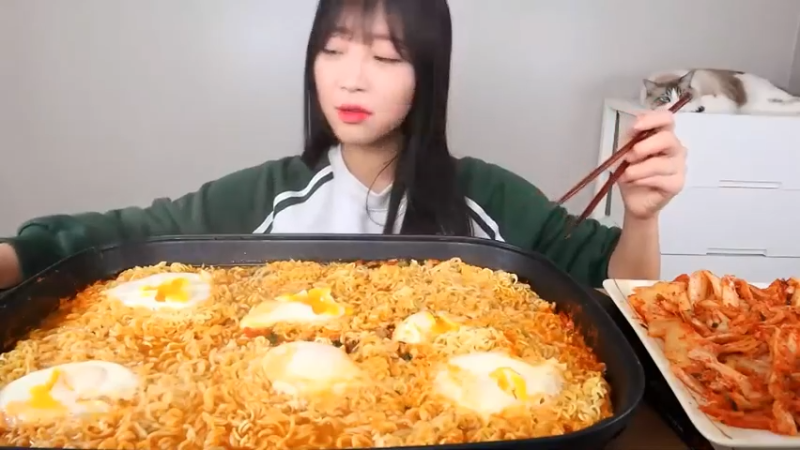 小姐姐速食面挑战(18)