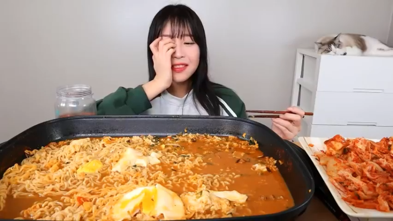 小姐姐速食面挑战(39)