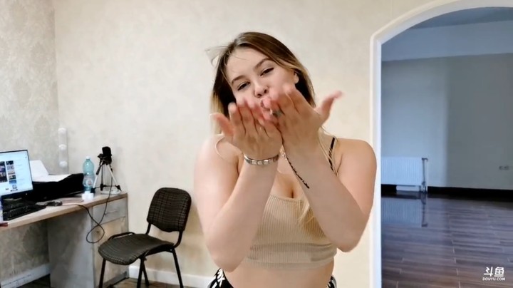 俄罗斯美女奶茶表演舞蹈真好看啊