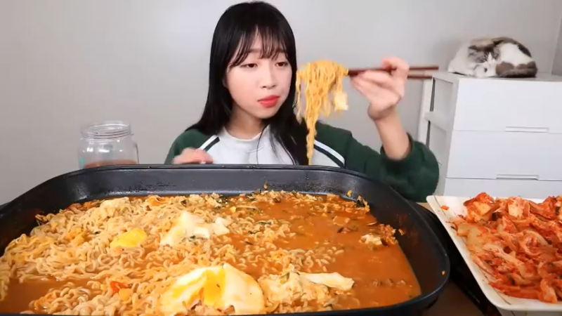 小姐姐速食面挑战(40)
