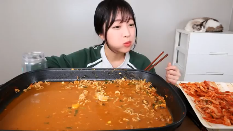 小姐姐速食面挑战(55)