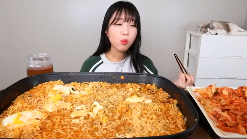 小姐姐速食面挑战(33)