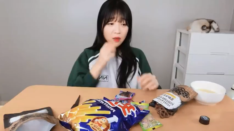 小姐姐速食面挑战(225)
