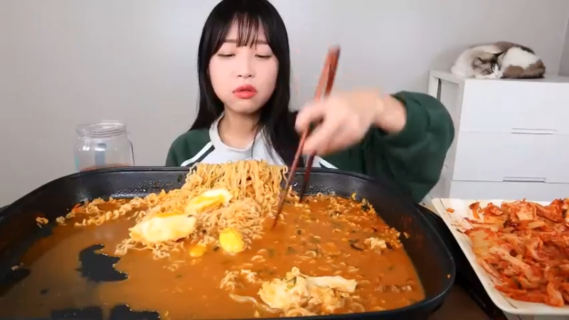 小姐姐速食面挑战(44)
