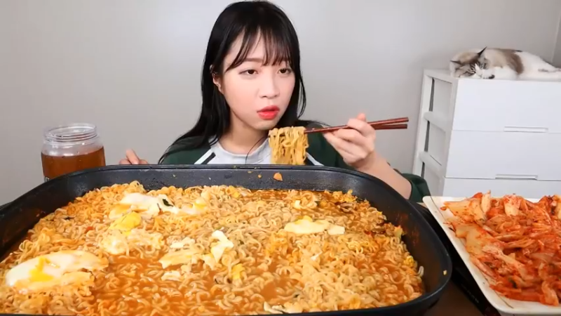 小姐姐速食面挑战(28)