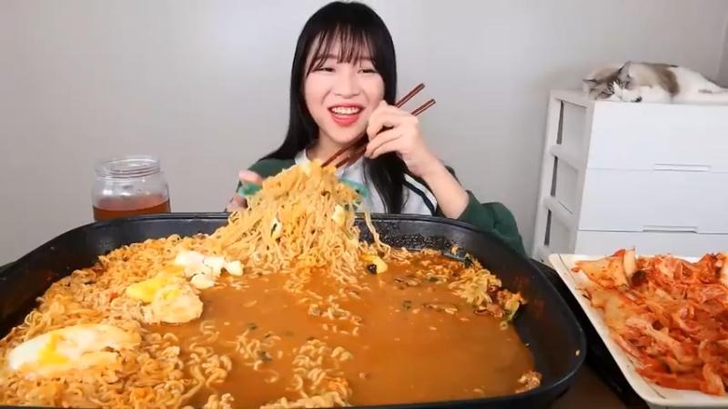 小姐姐速食面挑战(35)