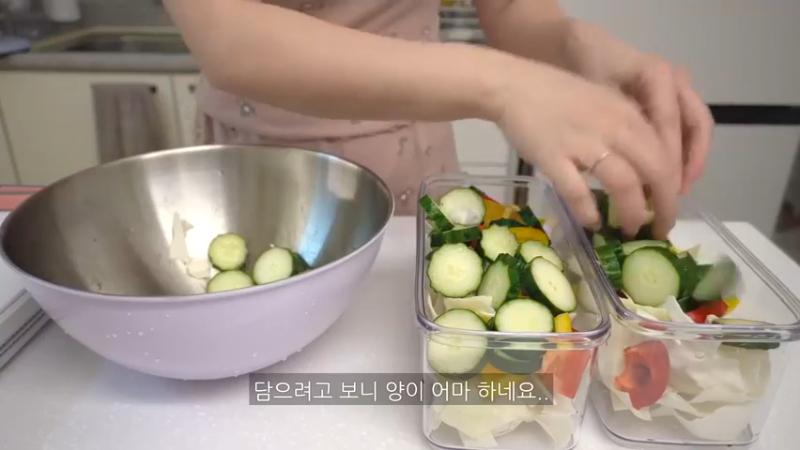 周末买完菜后制作辛拉面炒面，吃一碗凉爽的冷面的日常，家常便饭，厨房用品购物开箱，希腊桃子，麻辣烫，蘑菇饭，腌酸黄瓜 万物不离真香，你要试试吗 (16)
