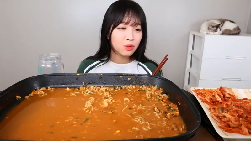 小姐姐速食面挑战(105)