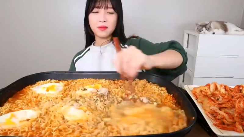 小姐姐速食面挑战(20)