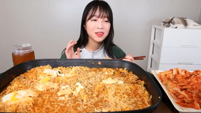 小姐姐速食面挑战(26)
