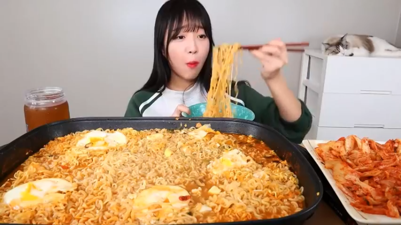 小姐姐速食面挑战(23)
