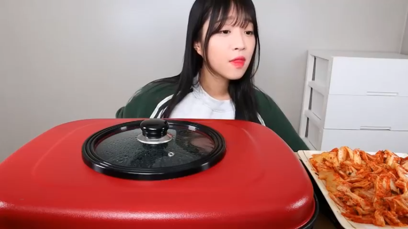 小姐姐速食面挑战(2)