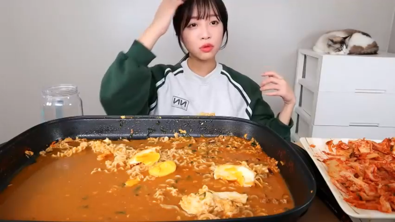 小姐姐速食面挑战(45)