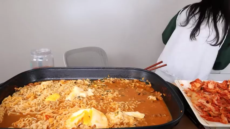 小姐姐速食面挑战(42)