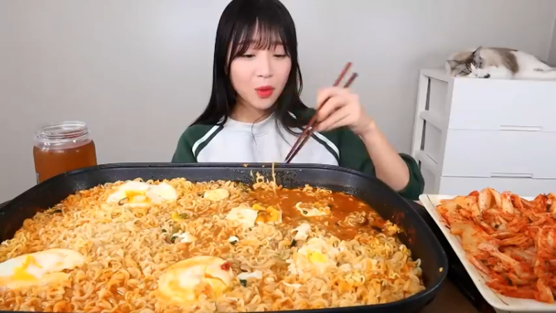 小姐姐速食面挑战(22)