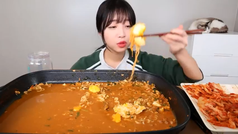 小姐姐速食面挑战(51)