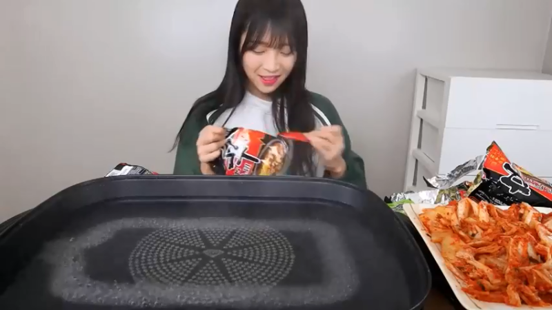 小姐姐速食面挑战(6)