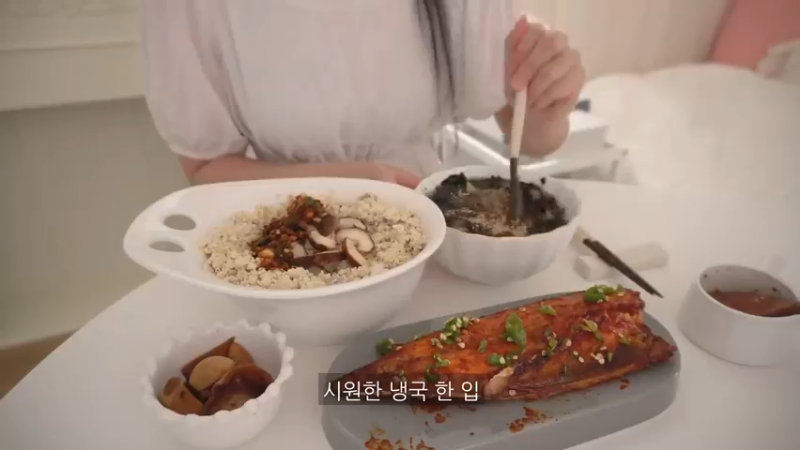 周末买完菜后制作辛拉面炒面，吃一碗凉爽的冷面的日常，家常便饭，厨房用品购物开箱，希腊桃子，麻辣烫，蘑菇饭，腌酸黄瓜 万物不离真香，你要试试吗 (19)