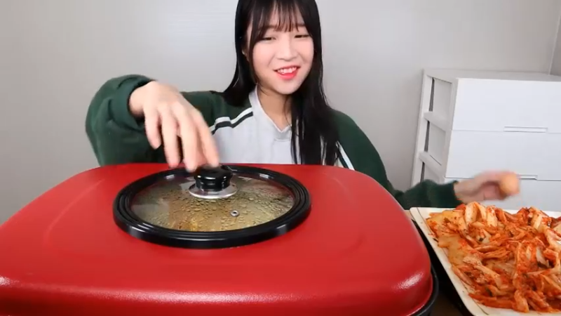小姐姐速食面挑战(11)