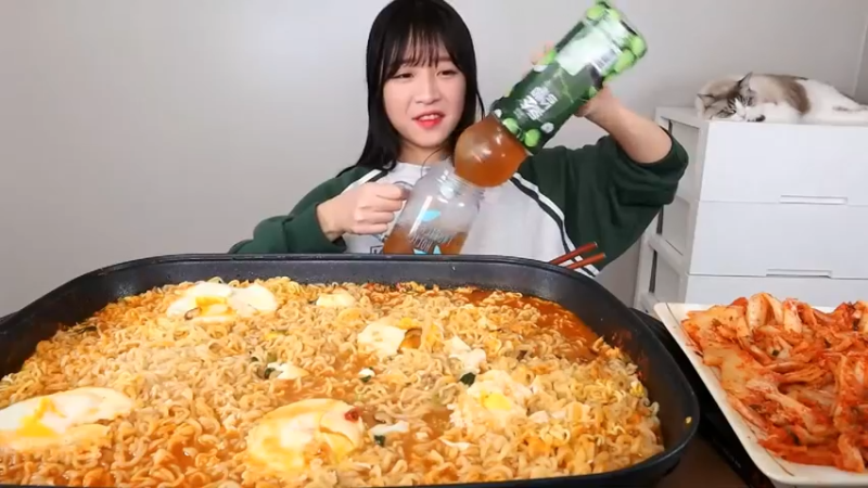小姐姐速食面挑战(21)