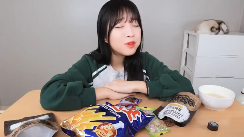小姐姐速食面挑战(224)