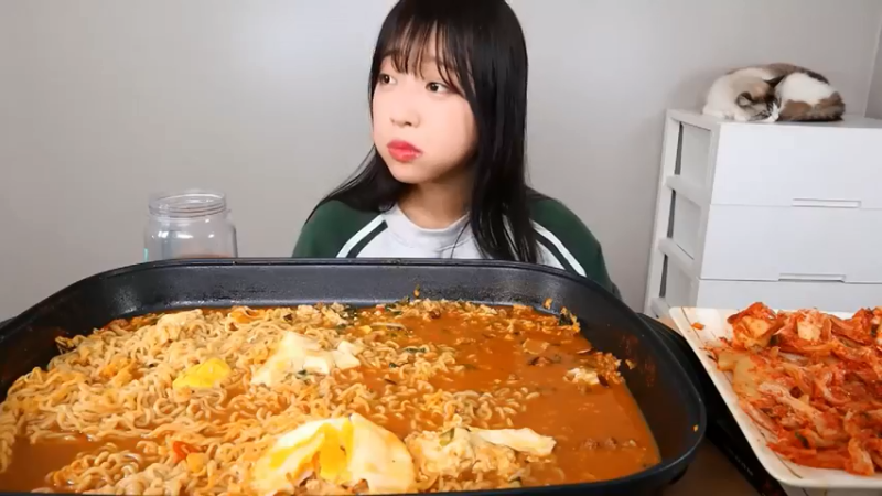 小姐姐速食面挑战(41)