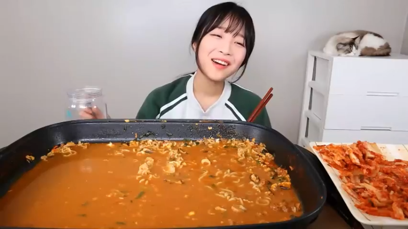 小姐姐速食面挑战(57)
