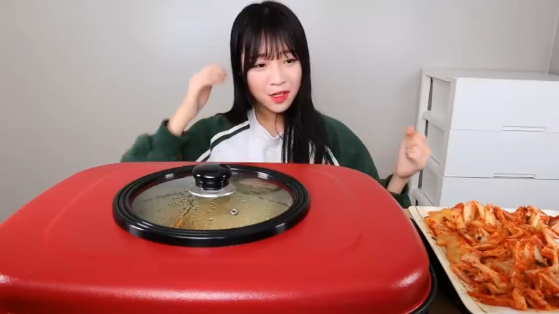 小姐姐速食面挑战(10)