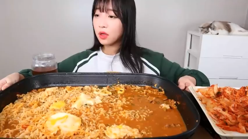 小姐姐速食面挑战(36)