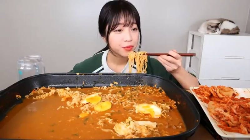小姐姐速食面挑战(47)